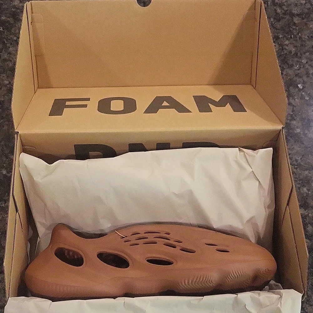 Yeezy Foam RNR - Picture 7 of 9